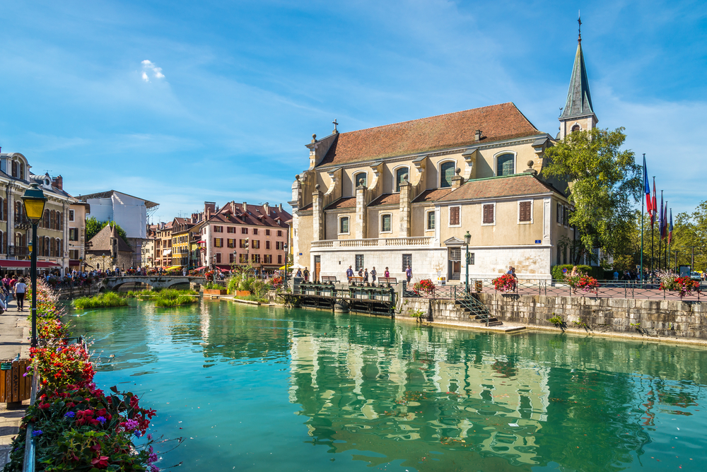 În Annecy trebuie să te plimbi cu barca și pe lac, și pe canalele din oraș