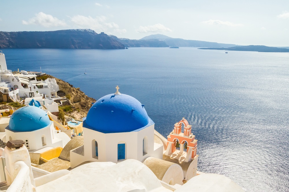 Acoperișurile albastre sunt marca tuturor bisericilor din Santorini