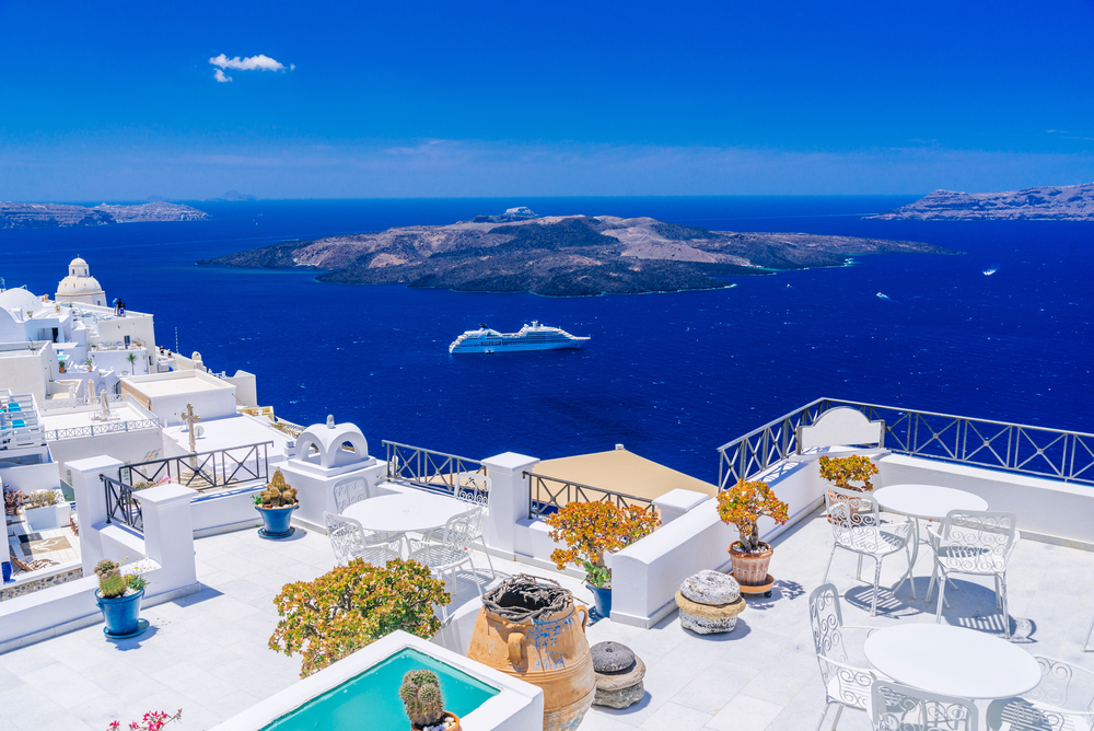 Santorini. O croazieră pe insulele vecine îți oferă o zi plină de distracție, soare și muzică