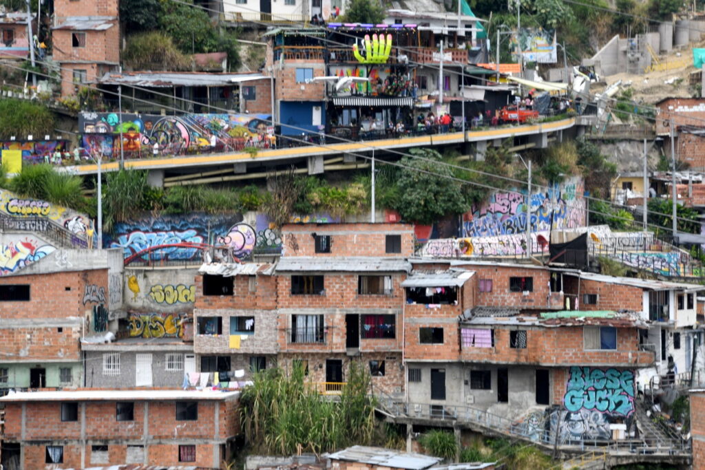 Comuna 13 era, în anii '80-'90, una dintre e cele mai periculoase cartiere din Medellin, Columbia, dar acum s-a transformat ]ntr-o superb[ atrac'ie turistic[ (foto mai jos). 